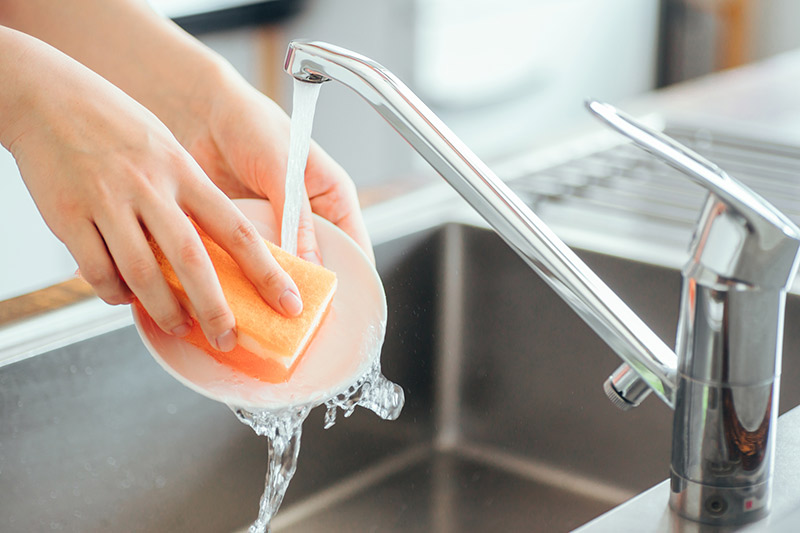 お皿を洗う様子