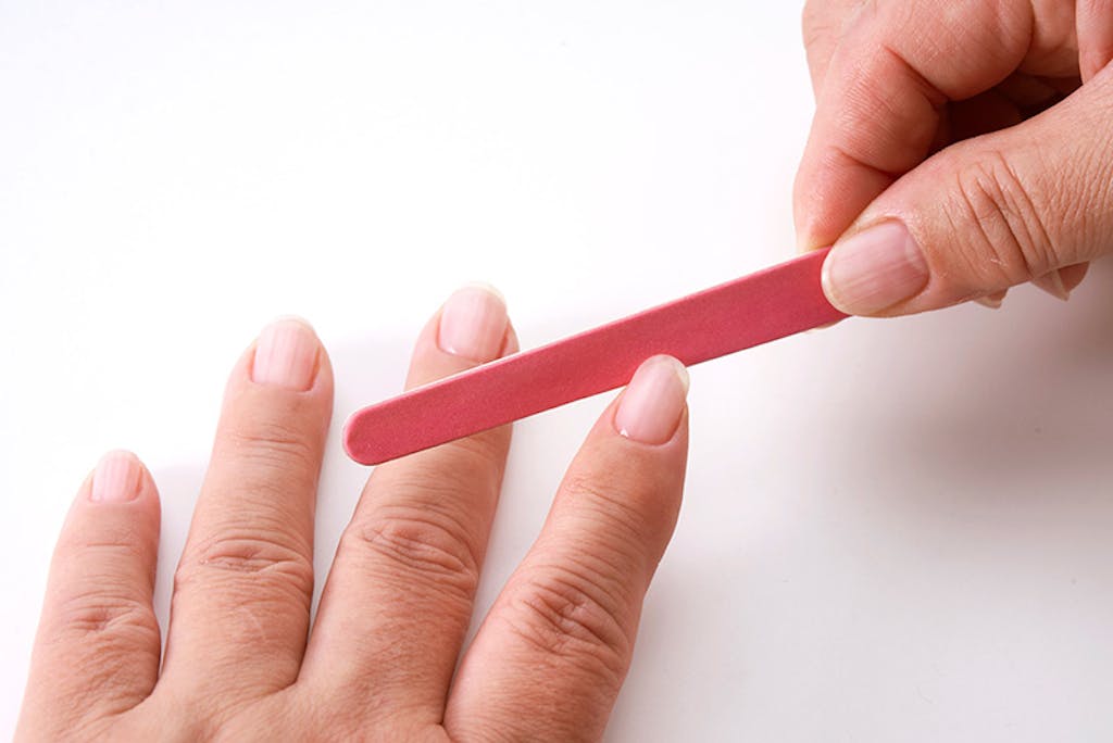 爪やすりで爪の角をとる