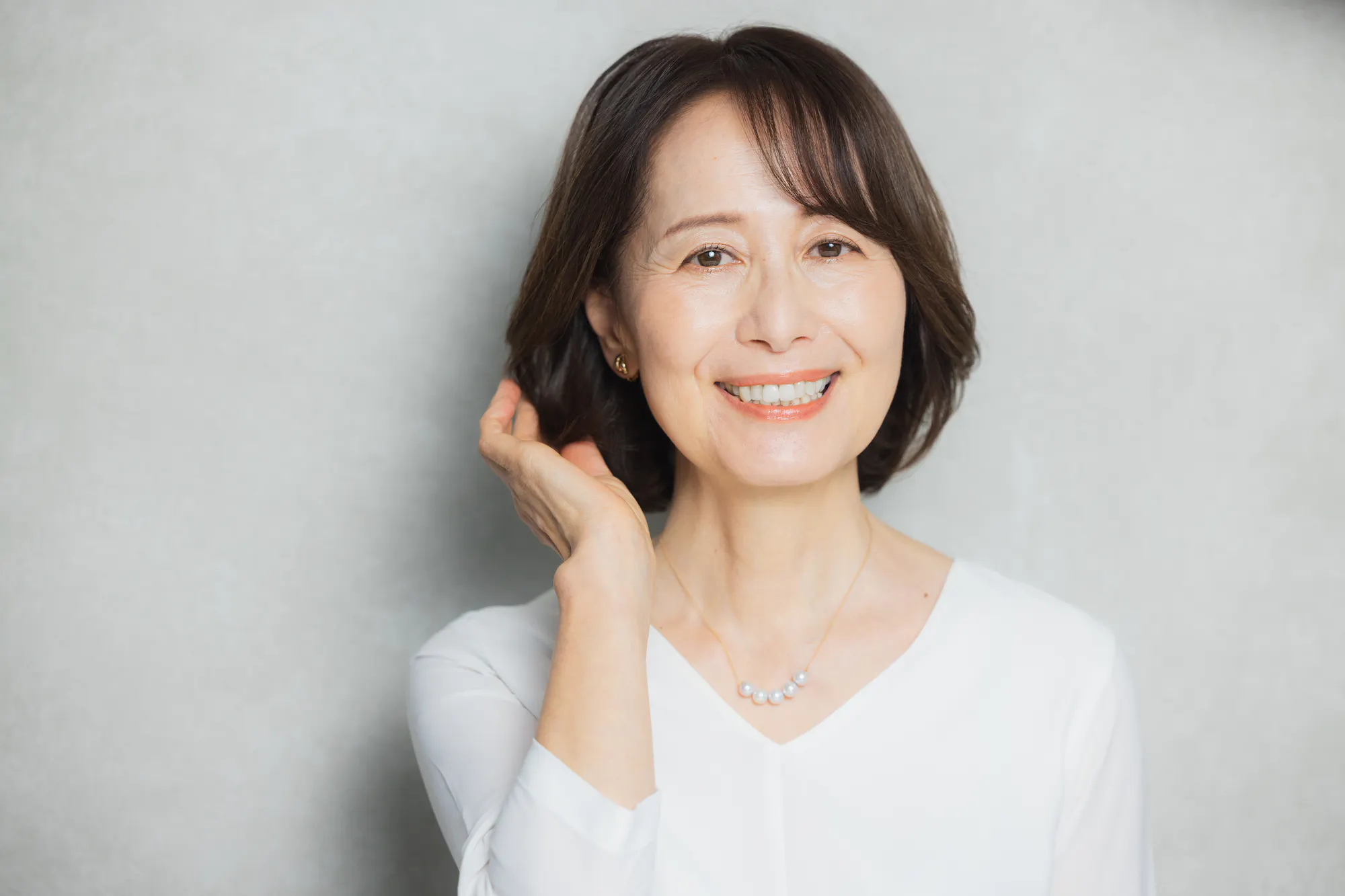 髪をなびかせる女性