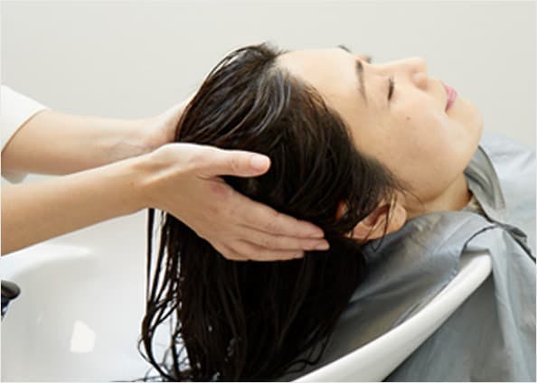 髪を乾かされている女性